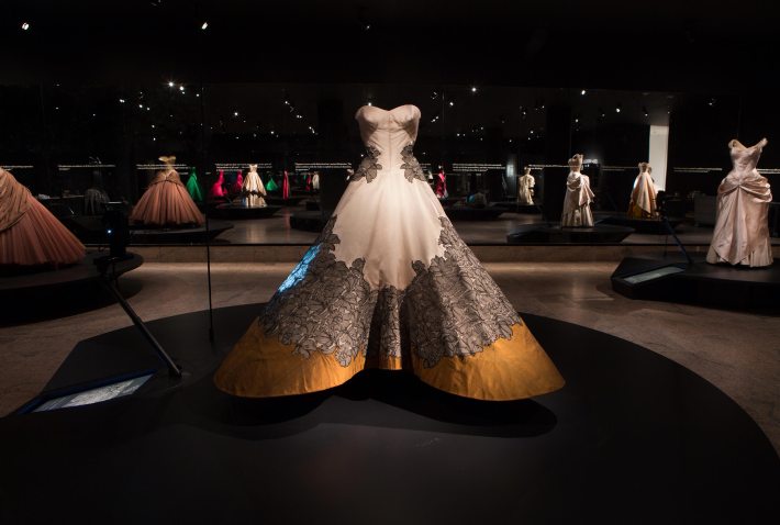 Outstanding- Houte-couture- Fashion-Exhibition-at-The Metropolitan-New-York-Charles James-1953